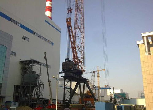 目前國內(nèi)最高的扳起式塔吊,主鉤最大起重量可達95噸,堪稱龐然大物